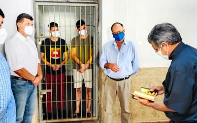 Efraín Alegre, Fidelino Quintana y el padre Eugenio Valdez, con Luis Trinidad y Pedro Areco tras las rejas.