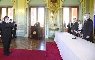 El senador Óscar Salomón aparece solo en actos oficiales  junto al presidente Mario Abdo.