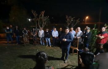 El diputado Roque Sarubbi sin cumplir con los protocolos sanitarios participa de una reunión politica en Caazapá