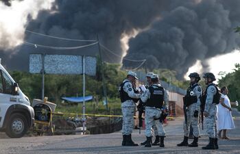 Personal de la Guardia Nacional, resguarda la zona donde se registro una explosión, el 23 de febrero de 2023, en el Centro de Almacenamiento de crudo de Petróleos Mexicanos (PEMEX), en Ixhuatlán del Sureste, estado de Veracruz (México).