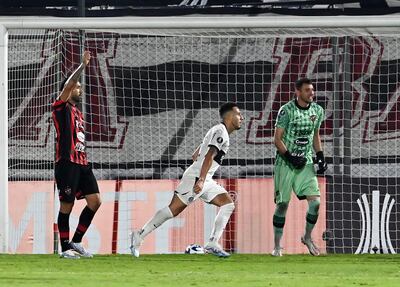 Fernando David Cardozo (22 años) aprovechó el error de Cristan González para anotar el gol del partido.   Julio Salvá salió a cortar, pero su compañero le dejó fuera de acción.
