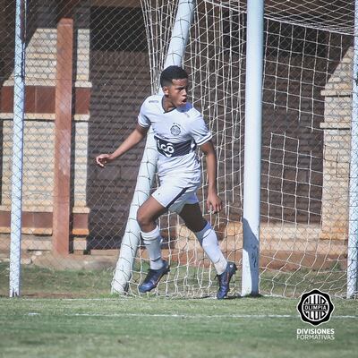 Ángel Ríos convirtió tres goles y le dió la victoria a Olimpia para seguir en la cima.