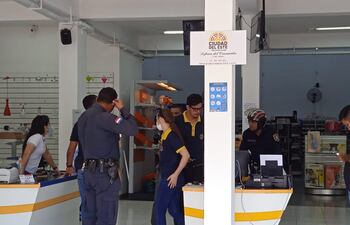 Tras el asalto, intervinieron agentes de la subcomisaría jurisdiccional y del departamento de Investigaciones.