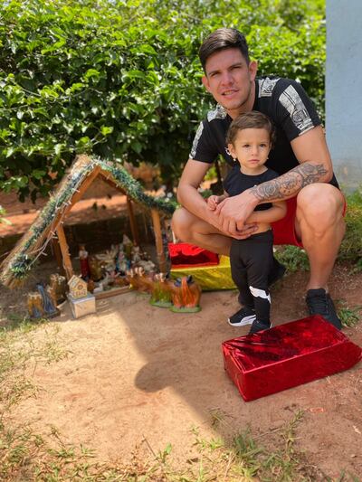 Aún en Mallorquín, Junior con su hija Maylen junto al pesebre navideño.