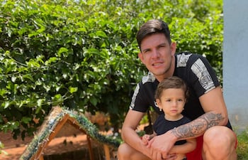 Aún en Mallorquín, Junior con su hija Maylen junto al pesebre navideño.