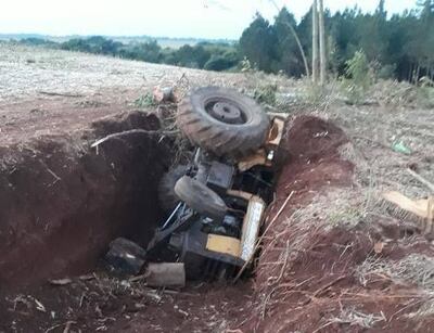 El trabajador sufrió lesiones al caer el tractor que operaba al barranco.
