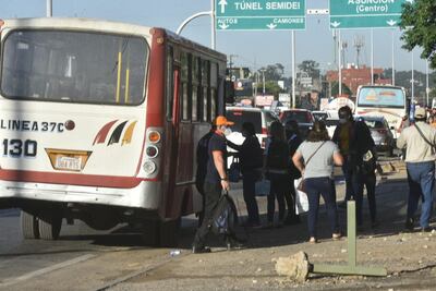 Miles de pasajeros pasan penurias esperando transporte público, la mayoría en malas condiciones.