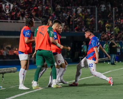 Después del golazo de tiro libre, la celebración de Claudio Aquino con los del banco azulgrana