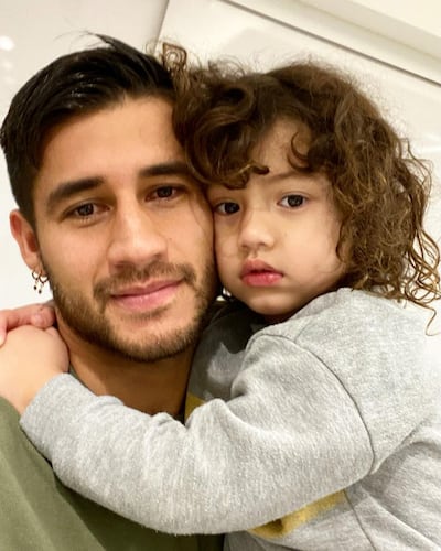 Papá Iván Torres con el más pequeñito de la casa, Piero.