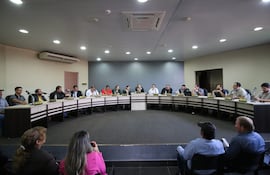 La reunión de autoridades de la ANDE y autoridades de Santa Fe del Paraná.