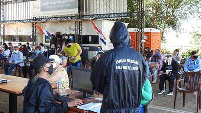 Los compatriotas son registrados antes de entrar al país y ser direccionados al albergue donde deberán cumplir el aislamiento de 14 días.