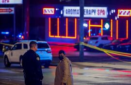 Agentes del Departamento de Policía de Atlanta investigan la escena del tiroteo en un spa en Piedmont Road en Atlanta, Georgia, EE. UU.