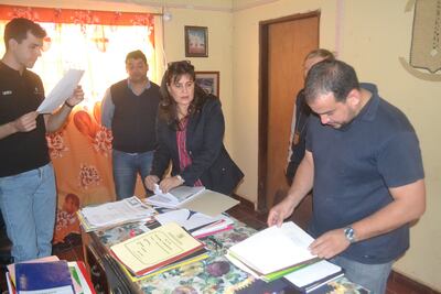 Momento de la intervención de la fiscala Victoria Acuña en la Municipalidad de Fuerte Olimpo, el intendente Cuéllar fue imputado.