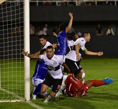 Derlis González (28 años)  inicia el festejo de su gol, con el que Olimpia derrotó a Sol de América por 1-0, en el estadio del  3 de Febrero de Ciudad del Este.