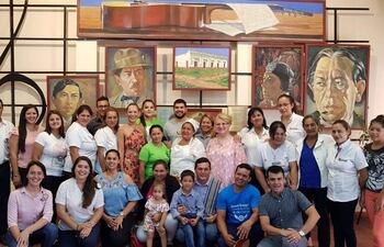 Jóvenes que participan de los cursos de Encomia Creativa.