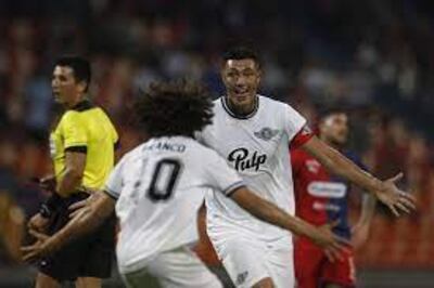 Festejo de Franco y Cardozo en Medellín. Tacuara estará ausente en el juego de esta noche