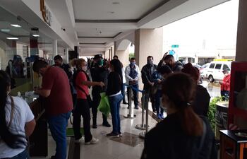 Larga fila de trabajadores cesados que buscan cobrar el subsidio.