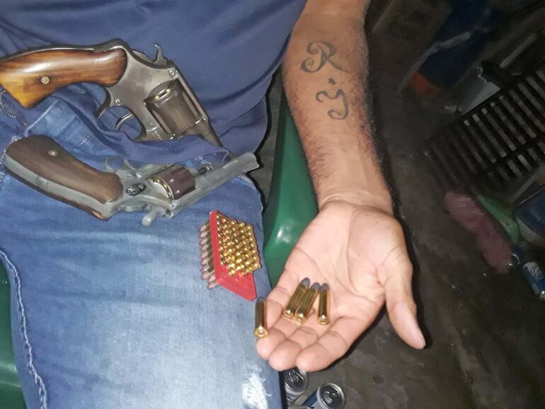 El ahora fallecido, Roberto Florentín, exhibe los revólveres y las municiones que compró para acabar con Nunila y Valerio. Las mismas armas se encontraron junto a los cuerpos de Roberto y Nunila.