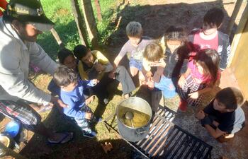 Los niños y niñas se alimentan de fideos hervidos y cocido negro durante el día y la noche. Las madres están preocupadas porque no pueden salir a trabajar o buscar algo que comer.