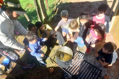 Los niños y niñas se alimentan de fideos hervidos y cocido negro durante el día y la noche. Las madres están preocupadas porque no pueden salir a trabajar o buscar algo que comer.