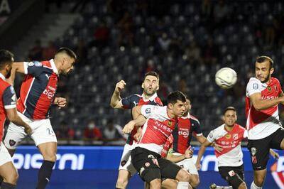 El cabezazo de Juan Patiño y la pelota que se desvía en Alex Garcete, en el primer gol de Cerro Porteño frente a River Plate.