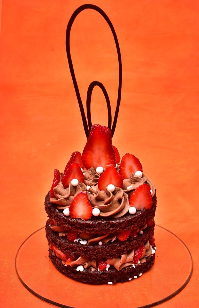 Torta brownie rellena con ganache y frutillas.