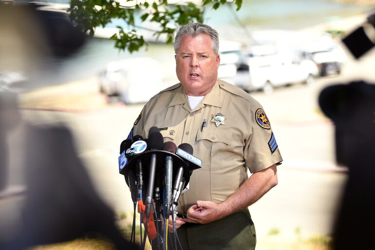 El sargento Kevin Donoghue del condado de Ventura ofreció una conferencia de prensa, durante las labores de búsqueda.