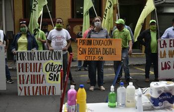 Docentes de la de la Organización de Trabajadores de la Educación Sindicato Nacional (OTEP-SN) se manifestaron este miércoles frente al edificio central del Ministerio de Educación, en el microcentro de Asunción, para exigir mejores condiciones para el regreso presencial a clases.