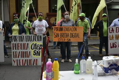 Docentes de la de la Organización de Trabajadores de la Educación Sindicato Nacional (OTEP-SN) se manifestaron este miércoles frente al edificio central del Ministerio de Educación, en el microcentro de Asunción, para exigir mejores condiciones para el regreso presencial a clases.