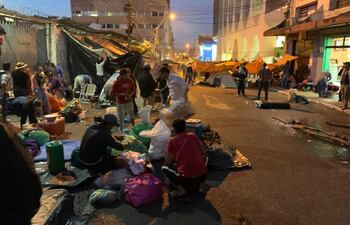 En proceso de preparación de vuelta a sus casas, los campesinos que estaban frente al MAG, en el centro de Asunción.
