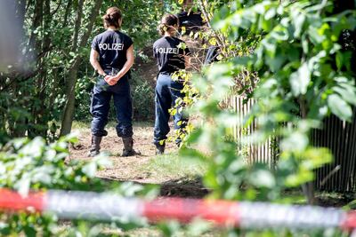 Policías montan guardia en el jardín que está siendo investigado en el marco del caso de la desaparición de Madeleine McCann.