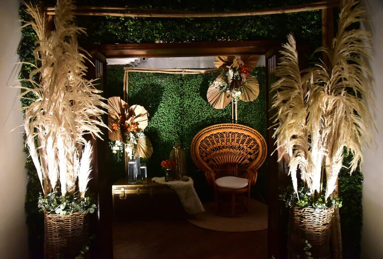 La fiesta de bodas fu decorada con arreglos de flores naturales y detalles rústicos por María Eugenia González.