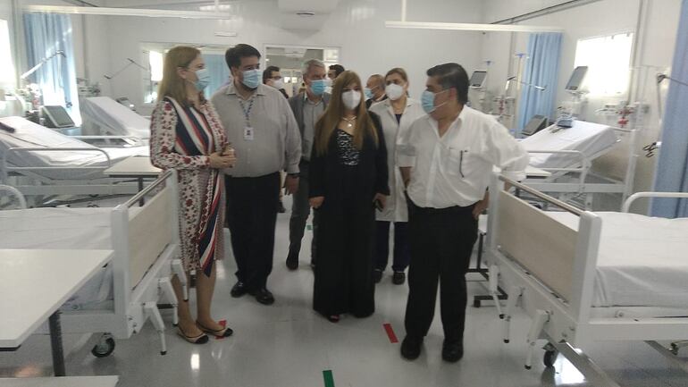 Leticia Pintos, directora de coordinadora de Terapia y Servicios de Urgencias; Roque Silva, director Director de la XI Región Sanitaria, Yolanda González, directora del Hospital y el ministro Julio Borba.