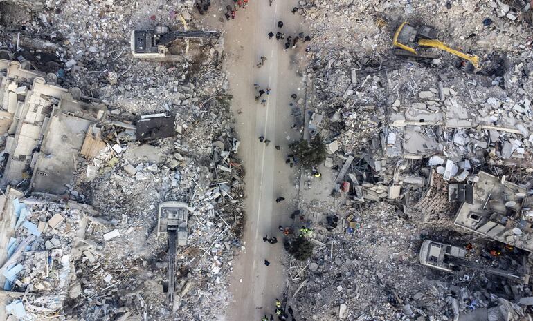 Hatay (Turkey), 11/02/2023.- An aerial picture taken by drone shows excavators work on a collapsed building after a powerful earthquake in Hatay, Turkey, 11 February 2023. More than 24,000 people have died and thousands more are injured after two major earthquakes struck southern Turkey and northern Syria on 06 February. Authorities fear the death toll will keep climbing as rescuers look for survivors across the region. (Terremoto/sismo, Siria, Turquía, Estados Unidos) EFE/EPA/ERDEM SAHIN
