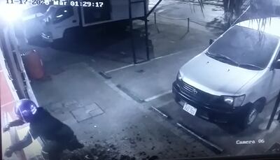 Momento en que el hombre se dispone a llevarse el electrodoméstico antes de la lelgada del guardia de seguridad