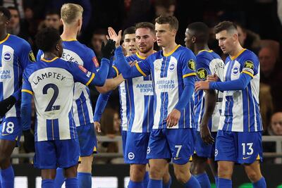El mediocampista argentino de Brighton, Alexis Mac Allister (C), celebra con sus compañeros de equipo después de marcar su cuarto gol durante el partido de fútbol de la tercera ronda de la Copa FA inglesa entre Middlesbrough y Brighton y Hove Albion en el Riverside Stadium en Middlesbrough, noreste de Inglaterra, el 7 de enero de 2023. (Foto de Nigel Roddis / AFP) / RESTRINGIDO A USO EDITORIAL. No lo use con audio, video, datos, listas de dispositivos, logotipos de clubes/ligas o servicios 'en vivo' no autorizados. Uso en línea durante el partido limitado a 120 imágenes. Se pueden usar 40 imágenes adicionales en tiempo extra. Sin emulación de vídeo. El uso de las redes sociales durante el partido está limitado a 120 imágenes.