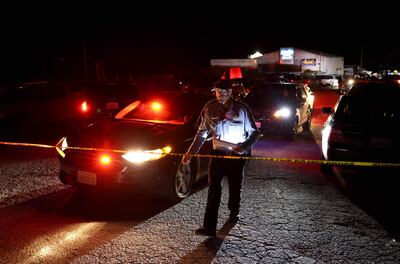 Un policía en el sitio del tiroteo en Half Moon Bay, California, el lunes.