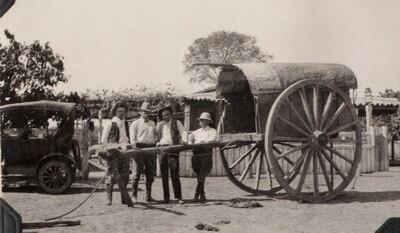 Delegados de los expedicionarios en  Puerto Pinasco, durante su recorrida por el Chaco paraguayo.