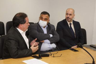 Los abogados Mario Elizeche y Luis Olmedo, junto a su defendido Javier Díaz Verón (medio).