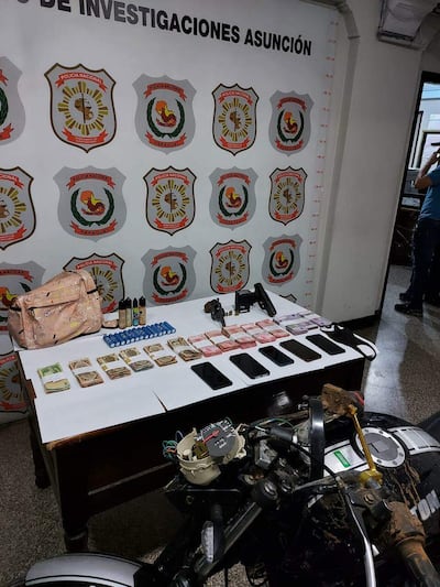 El dinero, las armas, los celulares, una certera de mujer y la motocicleta, fueron incautadas del poder del sospechoso detenido en Isla Bogado, Luque.