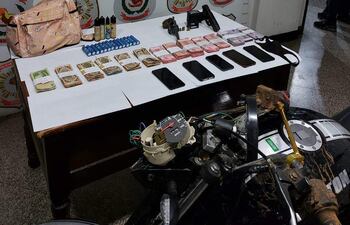 El dinero, las armas, los celulares, una certera de mujer y la motocicleta, fueron incautadas del poder del sospechoso detenido en Isla Bogado, Luque.