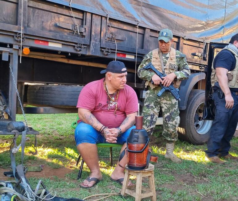 Rubén Darío Acosta Centurión, detenido, observa las diligencias.