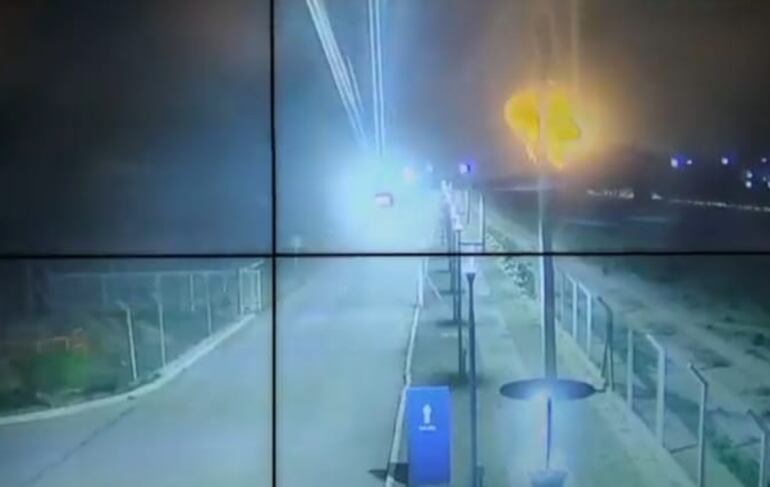 Momento de la explosión en la refinería de Neuquén, Argentina. (captura de video)