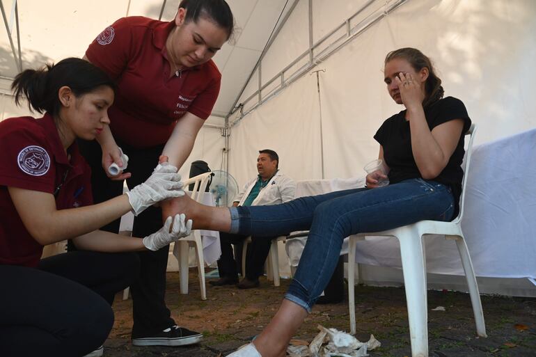 Dolorosas paspaduras en los pies presentaron muchos peregrinos.