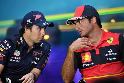 Sergio Pérez (i) conversando con el español Carlos Sainz, en la conferencia de prensa en Brasil.