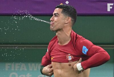 Cristiano Ronaldo escupe agua tras el partido contra Suiza.
