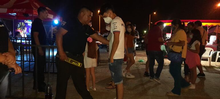 Para el ingreso los visitantes eran  minuciosamente cateados.