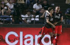 Julián Álvarez (i) celebra con su compañero Enzo Fernández el gol de la victoria de River ante Platense.