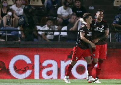 Julián Álvarez (i) celebra con su compañero Enzo Fernández el gol de la victoria de River ante Platense.