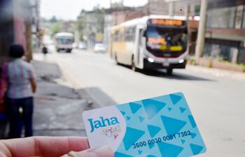 Así como se ve en primer plano es una de las tarjetas habilitadas para el pago del servicio de transporte público.